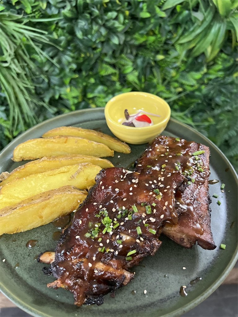 Costela de porco assada lentamente com molho barbecue, rodelas de batata e maionese de alho - Imagem 1