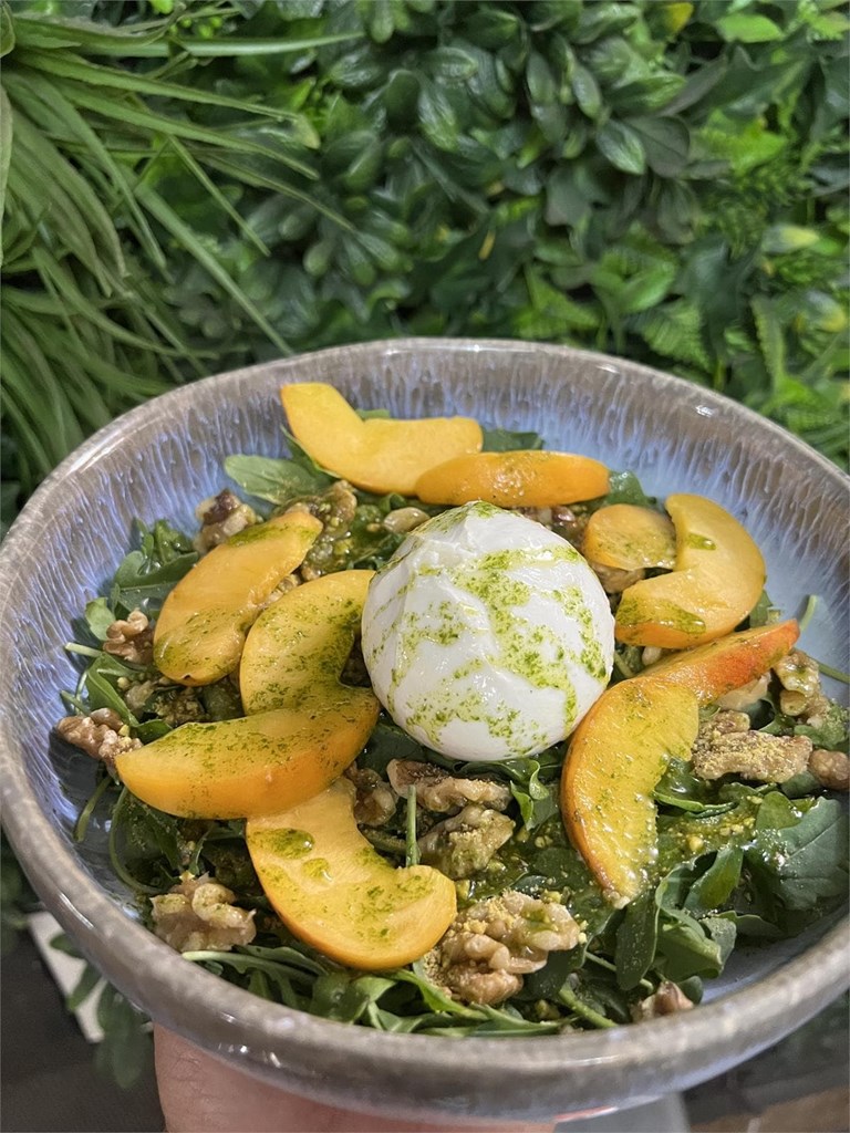 Ensalada de burrata, melocotón, pistacho, rúcula, nueces y pesto de albahaca - Imagen 1